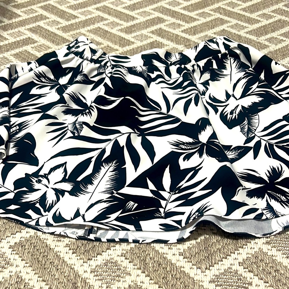 Express A line Large black and white skirt